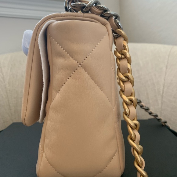 Brand New Beige Lambskin Chanel 19 - Picture 4 of 9